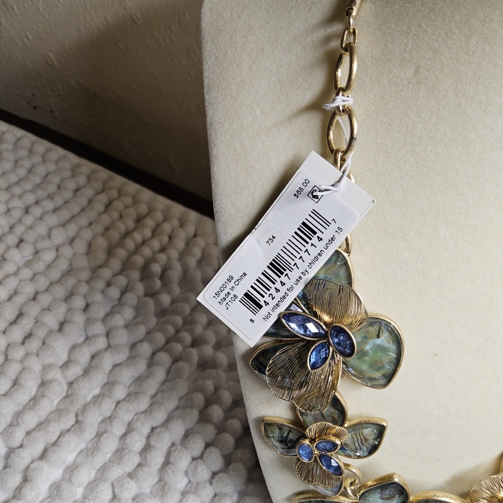 Flower Necklace - Picture 2 of 7